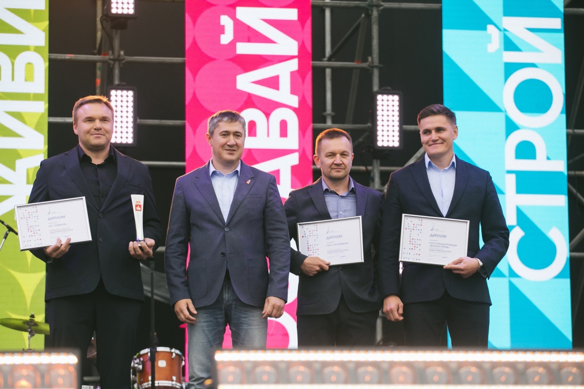 Ведущий проводит программу на главной сцене Дня ст